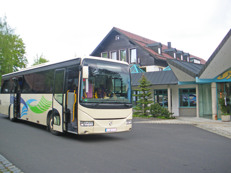 KomBus Bus vor der Bergbahn