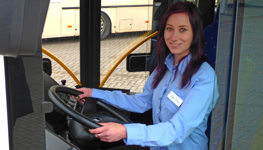 KomBus Auszubildende hinterm Steuer