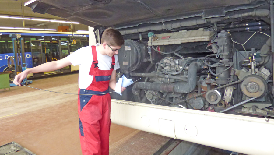 Ausbildung zum Kfz Mechatroniker Ölstandmessung