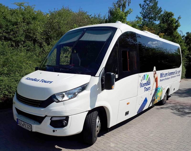 KomBus Tours Reisebus mit Fahrgästen KomBus Tours Reisebus mit Fahrgästen