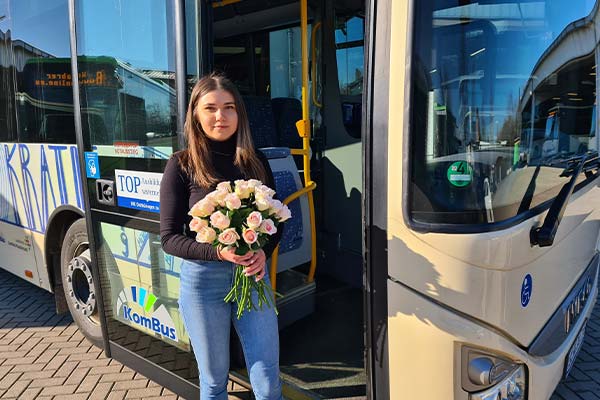 Frauentagsaktion KomBus Rosen zum Frauentag in den Bussen der KomBus