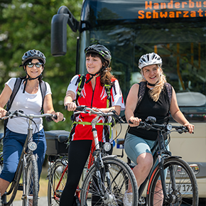 Fahrradfahrer vor dem Wanderbus KomBus