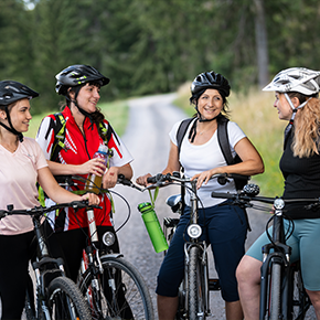 Wanderbus Thüringer Meer Linie Fahrradfahrer der Thüringer Meer Linie