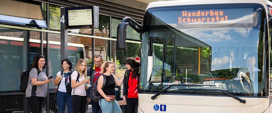 Fahrgäste steigen in den Wanderbus Schwarzatal ein