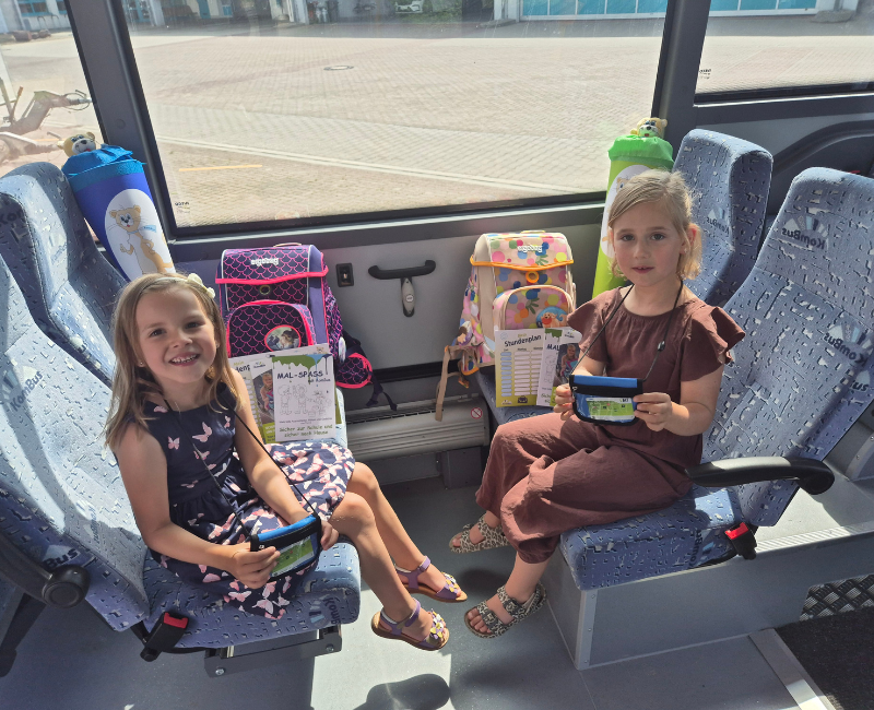 Grundschülerinnen mit einem KomBus Schulstart Pake