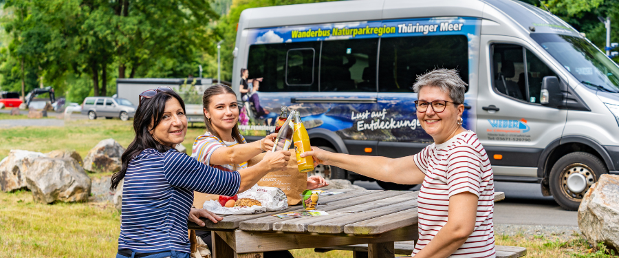 Wanderinnen macht Rast mit einem KomBus Genusspaket